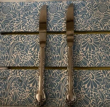 2 INTERNATIONAL SILVER DELUXE Gigi Dinner Knives Vintage Retired Classic Pattern