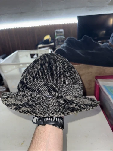 Chapeau seau suprême noir peau de serpent velours côtelé moyen/grand ��