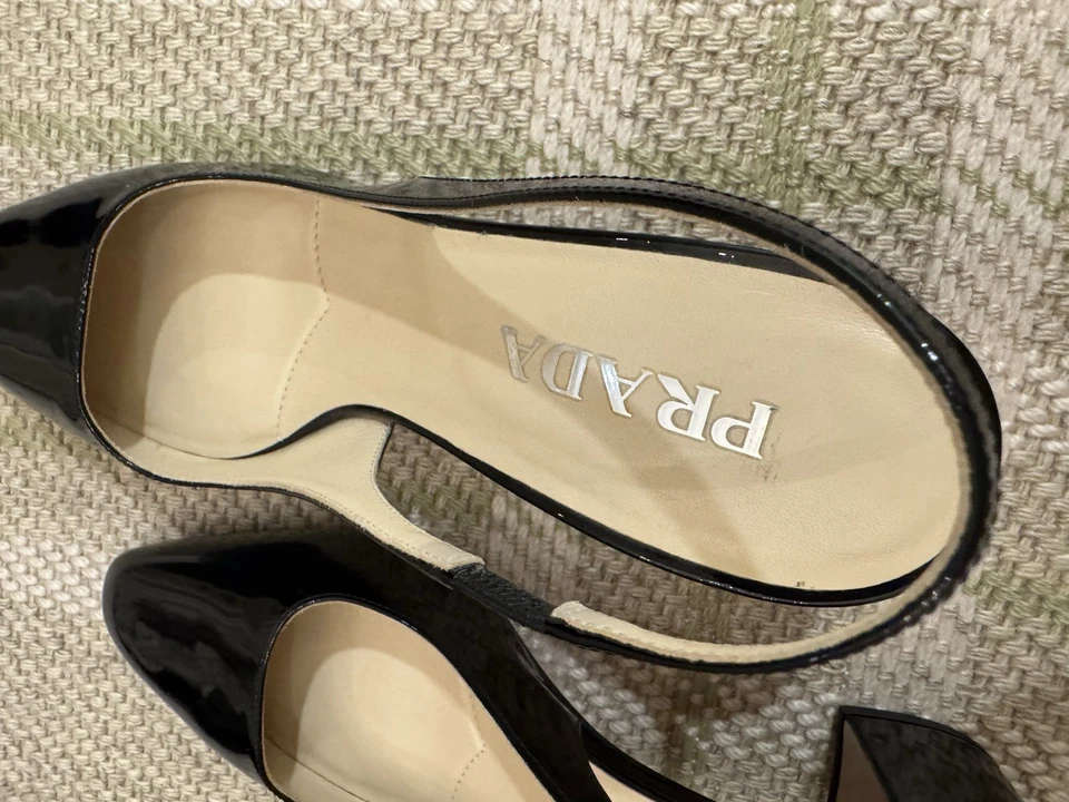 Zapatos de salón Prada de charol negro talla 39,5 usados una vez Foto 3 de 4