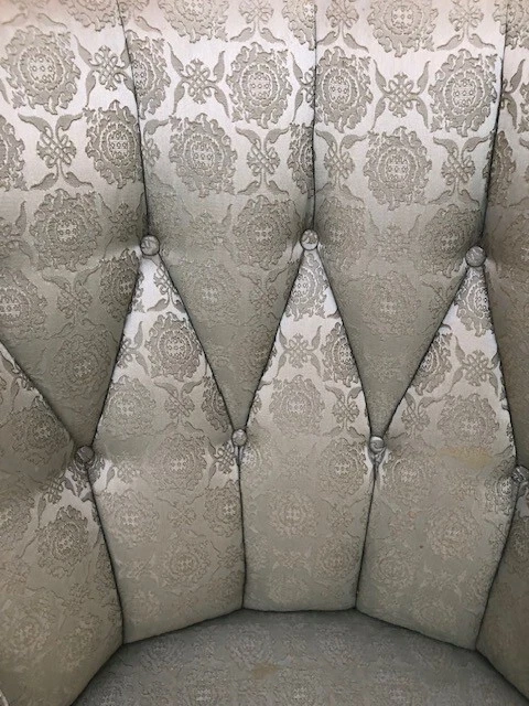 Silla Mid-Century Moderna Tuck Botón Mariposa con respaldo de ala Foto 4 de 4