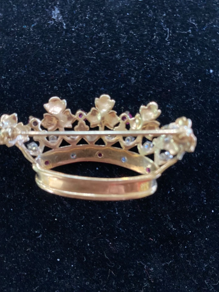 Broche prendedor corona Art Nouveaus 14k, circa 1950, con diamantes y rubíes. Foto 3 de 4