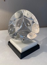 GROS DÉ EN PLEXIGLASS MONTÉ SUR SOCLE / SCULPTURE 20 CM