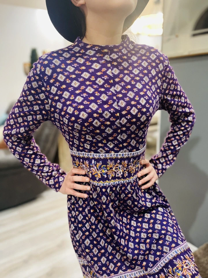 I MAGNIN Vintage Cotton Plum/Gold Hobo Core India Print Dress & Plum Velvet Hat - Image 2 of 4