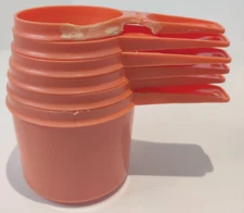 vtg 1970s harvest orange plastic Tupperware 6 dry measuring cups 1/4 to 1 cup