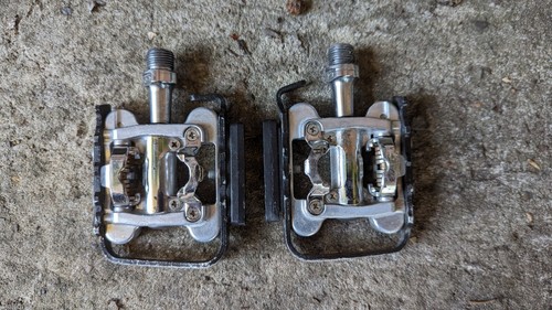 White TREK racing bike (Unisex) with spare racing pedals - Picture 9 of 9
