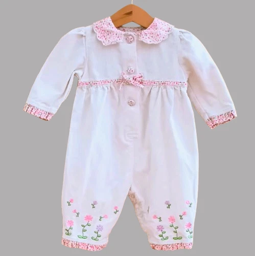 Mameluco de flores bordadas de colección para niñas 9-12M Baby Togs blanco pana con volantes Foto 4 de 4