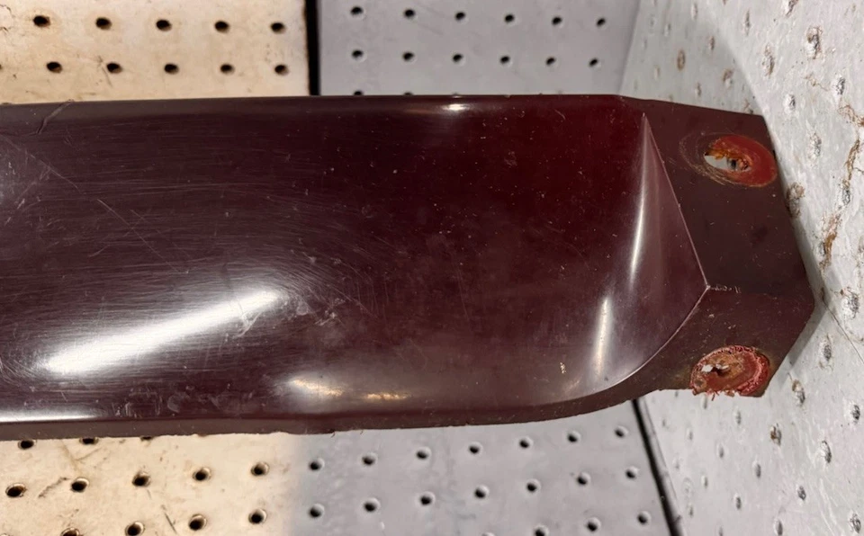 1973 Pontiac Grand Prix para-choque traseiro LH driver válvula inferior acabamento acabamento moldura - Imagem 3 de 4