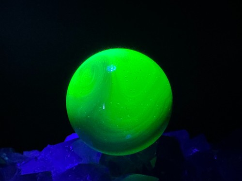 HUGE Vintage Akro Agate LIMEADE Corkscrew Marble UV GLOWING - Green - 1" MINT- - Picture 9 of 11