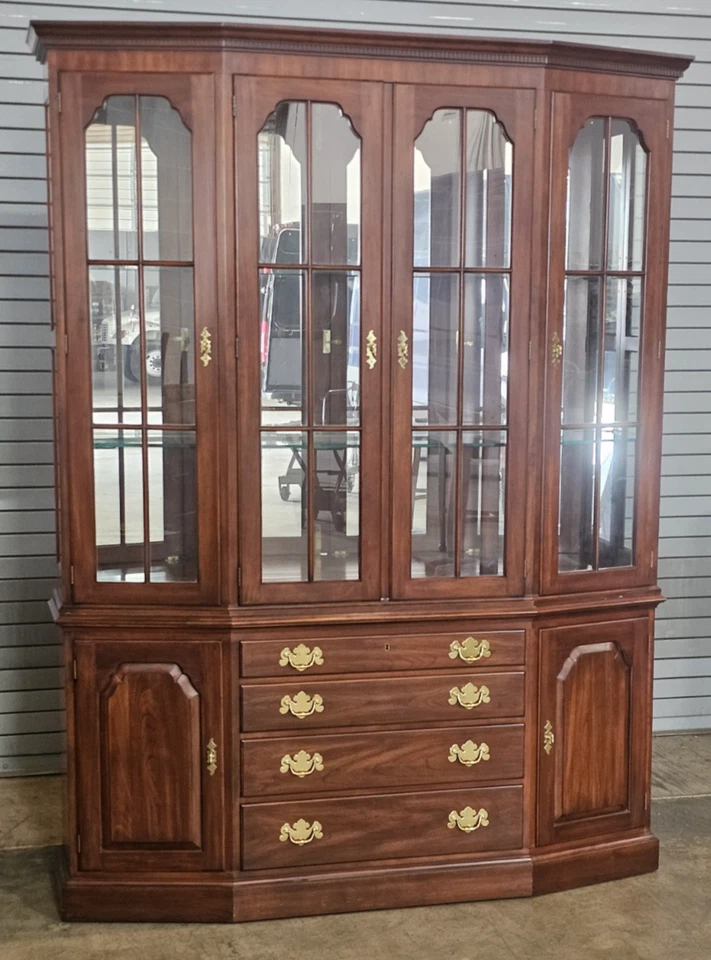 Librería o gabinete HENKEL HARRIS Wild Cherry China Breakfront hecho en Virginia Foto 3 de 4