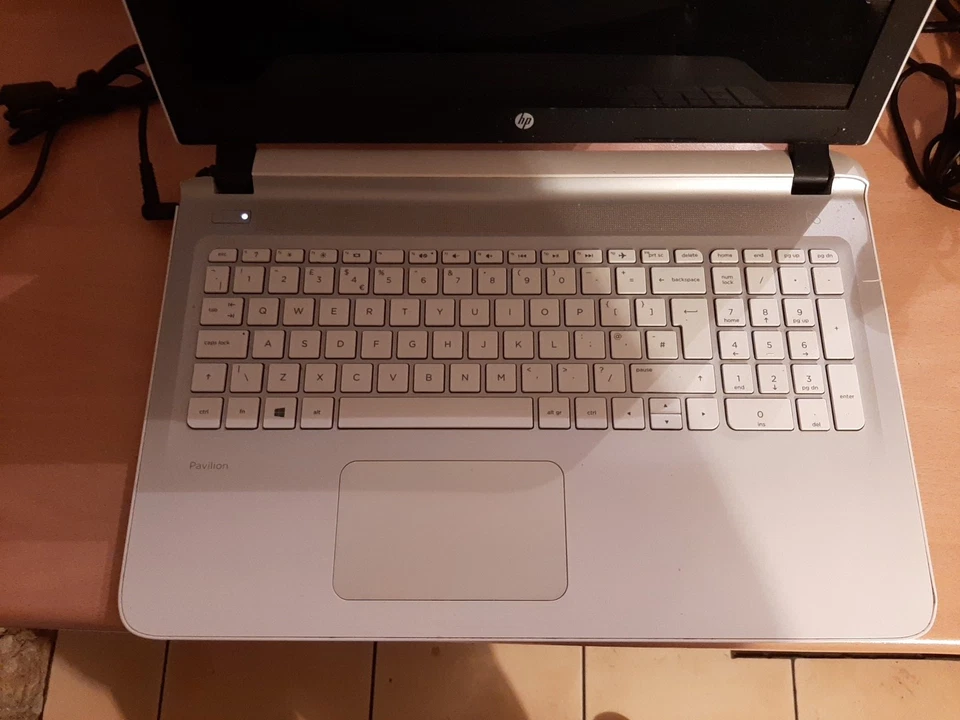 Hp Pavilion 15. Windows 11 Intel Core i3 3.2ghz. Ram 8gb. Ssd Fast 128gb. HD Gra - Image 2 of 4