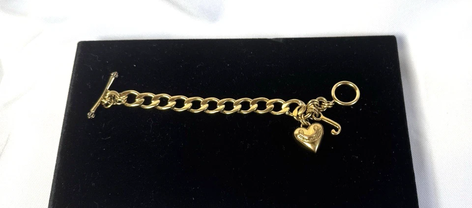 PULSERA DE ESLABONES CON DIJE CORAZÓN TONO DORADO JUICY COUTURE DE COLECCIÓN CIERRE DE PALANCA Foto 4 de 4