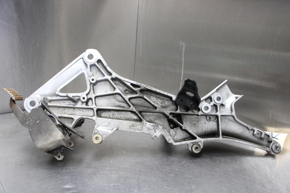 03-10 HONDA ST1300 Right Rearset Peg Bracket  Foto 4 de 4