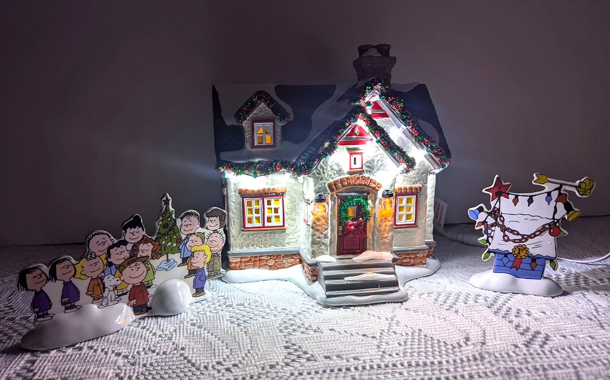 Dept 56 The Peanuts House Charlie Brown Christmas Lane Village