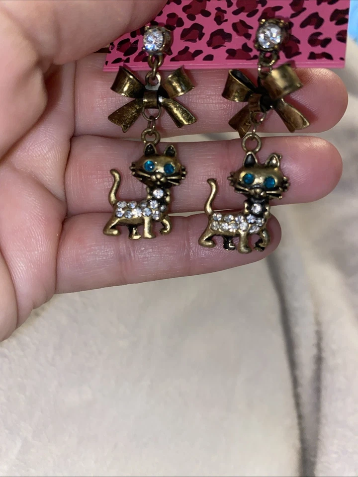 PENDIENTES COLGANTES BETSEY JOHNSON KITTY CAT Estrás Arco Declaración Nuevos Foto 3 de 4