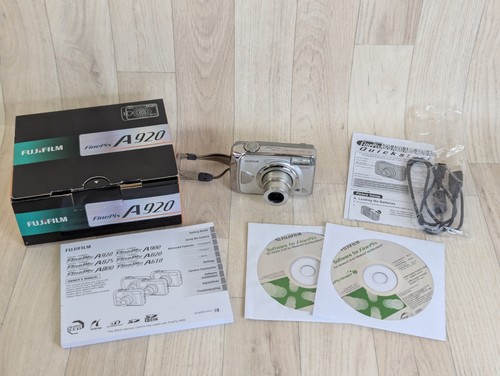 Fujifilm FinePix A Series A920 9.0MP Digital Camera - Silver - Boxed - Read
