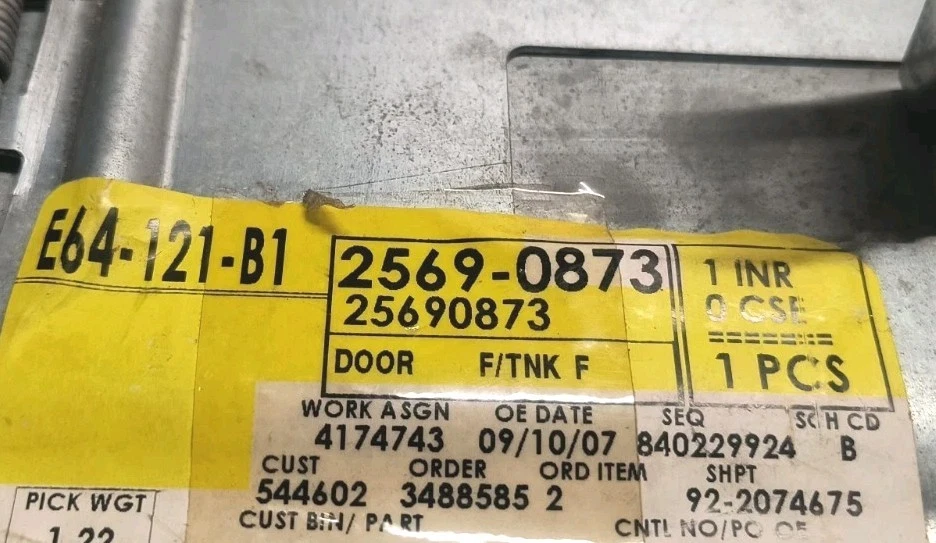 Puerta de gas combustible DEVILLE SEVILLE 98-04 nueva GM sin pintar 25690873 Foto 3 de 4