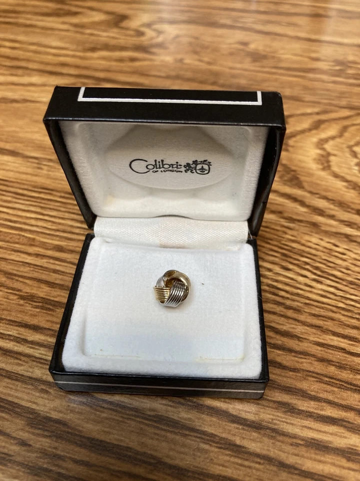 Broche de gravata vintage de alto brilho tom dourado amarelo e branco Colibri Love Knot novo na caixa - Imagem 3 de 3