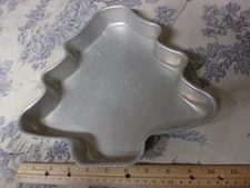 Vtg. Mirro Brand Metal Christmas Tree Shaped Cake Pan