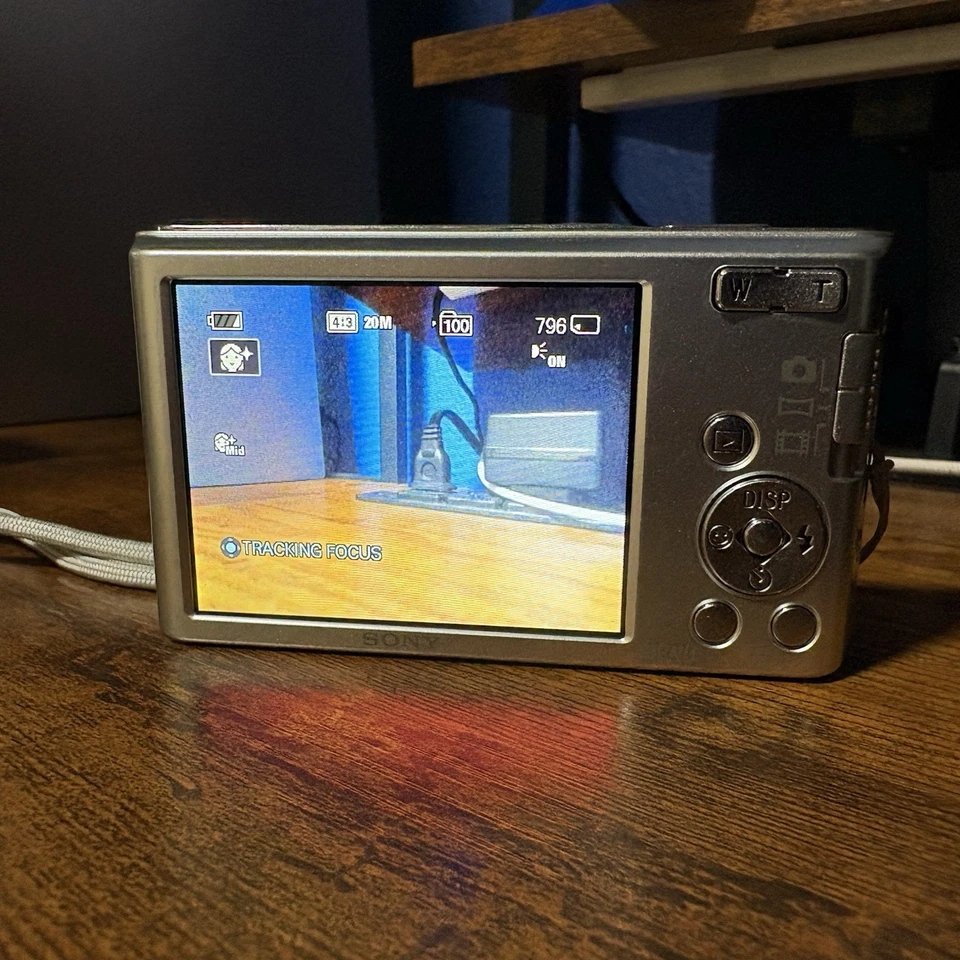 Sony DSC-W830 Cyber-Shot 20.1MP 8x zoom Digital Camera Silver - Image 2 of 4