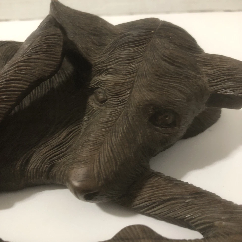 Escultura de perro de madera tallada a mano arte popular antigua/de colección. Acurrucado con los ojos abiertos Foto 2 de 4