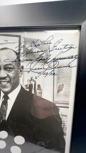 Foto B&W autografata Jesse Owens 8""x 10"" firmata 11/29/1972 cornice nera - Foto 3 di 11