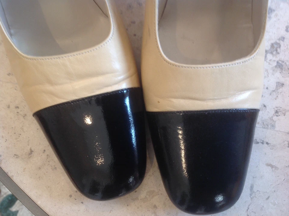 Zapatos de salón Chanel vintage de cuero beige y negro con puntera talla 35 Foto 4 de 4