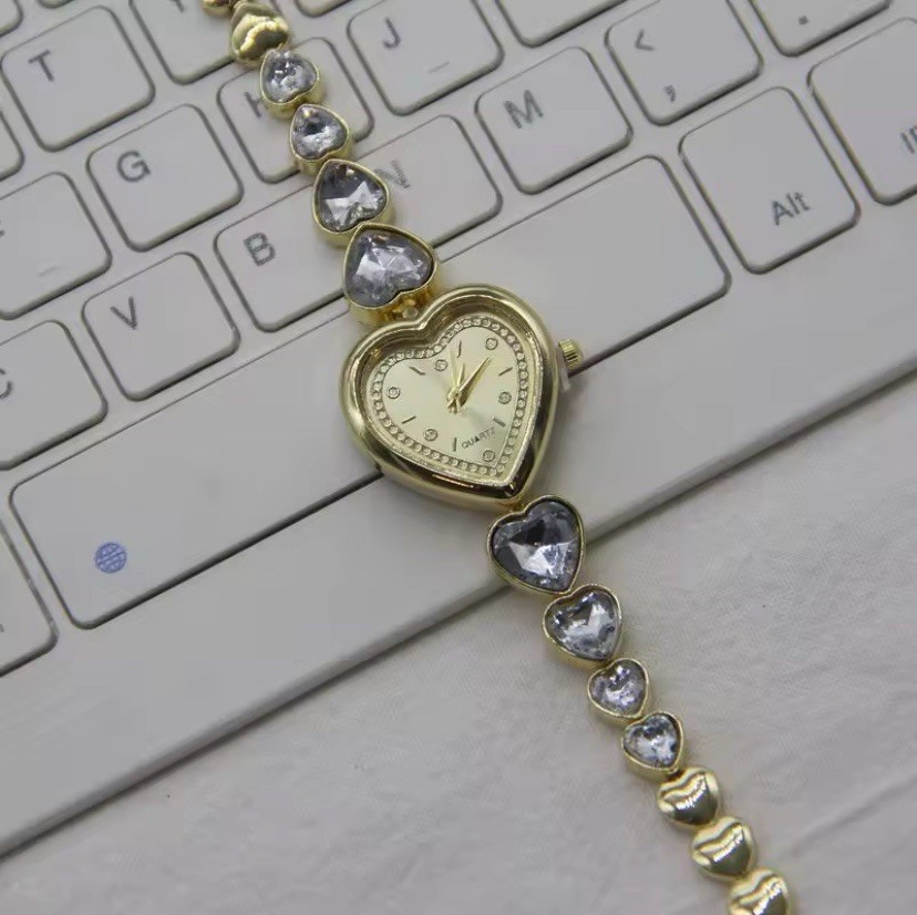 Elegant Gold Heart Women\'s Watch Women Watch Luxury Rhinestone Hearts Pointer Quartz Watch  main image 3