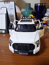 Coche Toyota Tundra escala 1/24 diecast blanco tirar-back con neumáticos de repuesto,