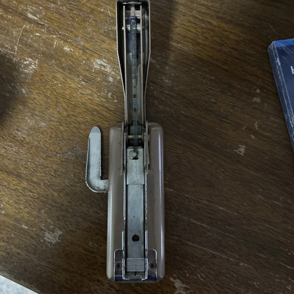 Grapadora manual alicate Swingline 99 vintage marrón con grapas, hecha en EE. UU. Foto 3 de 4