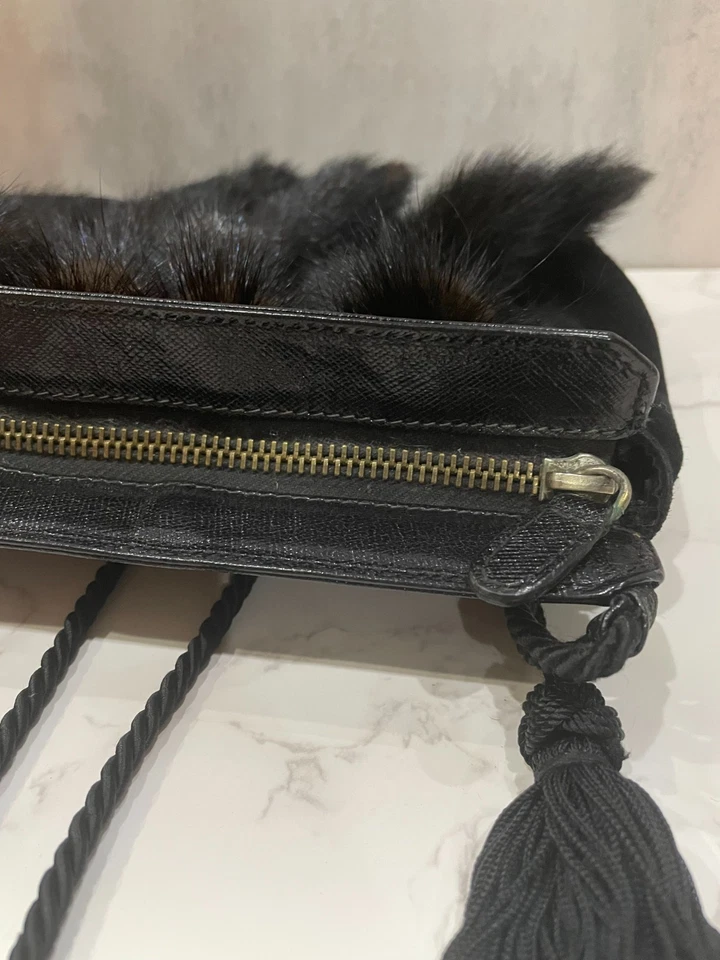 Bolso vintage de cuero negro PRADA con colas de visón marrón. Bandolera! Foto 4 de 4