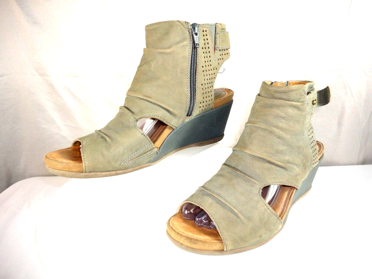Earth Sweetpea Olive Green Leather Sandals Peep Toe Wedge Heels Women s Sz 9.5