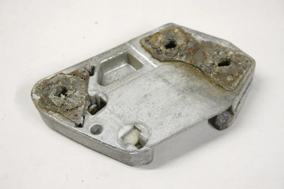 Original 1961 1962 Buick Skylark Especial Puerta Delantera Izquierda Golpeador OEM GM  Foto 3 de 3