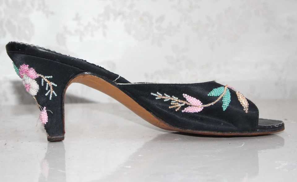 Zapatos de tacón sin cordones de diseño vintage desconocidos para coleccionistas de los años 50 con bordado Foto 4 de 4