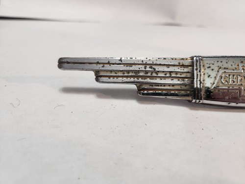 Vintage 1937 Chevrolet Sedan Trunk Emblem - Foto 3 di 14