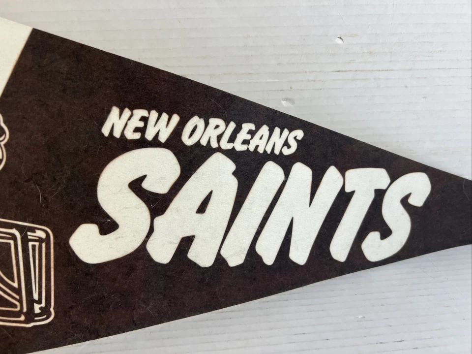"Banderín de fieltro vintage tamaño completo de los New Orleans Saints años 80 con licencia NFL 30"" X 12""" Foto 3 de 4