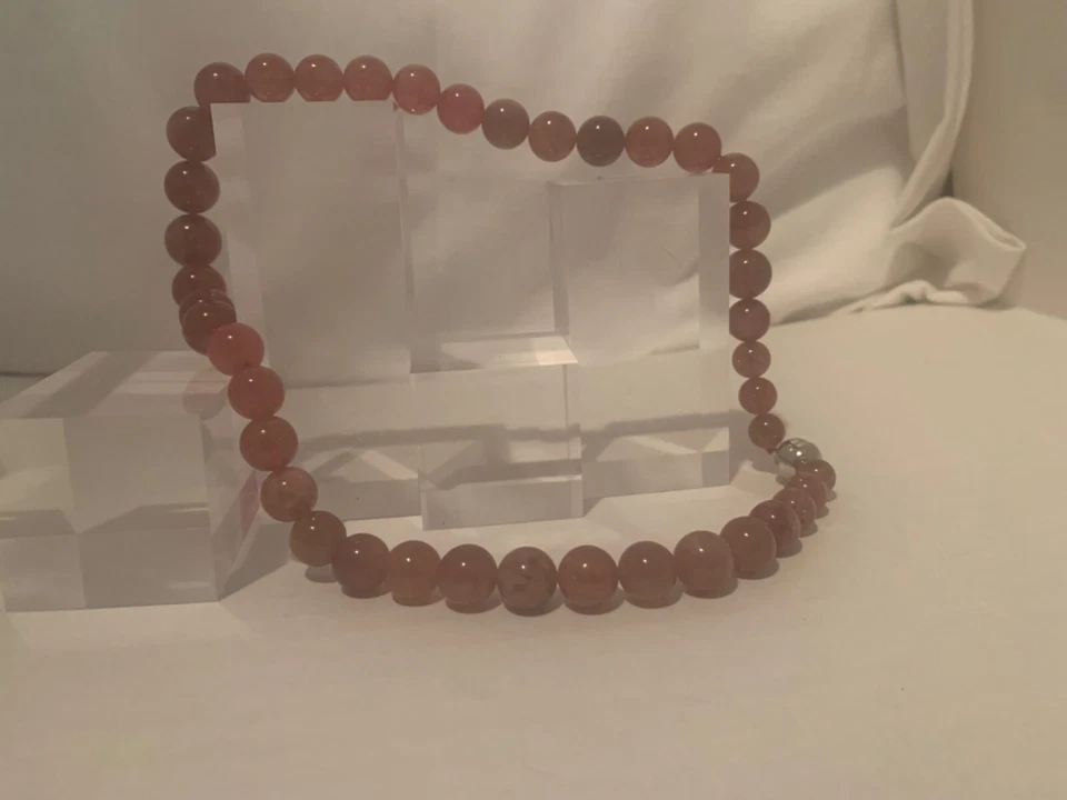  "Collar de cuentas graduadas de cuarzo fresa de 20"" con cierre magnético de plata de ley". Foto 3 de 4