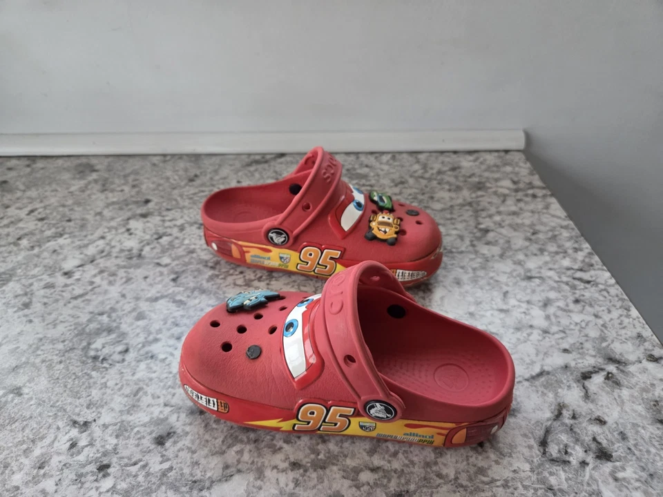 Disney Cars Lightning McQueen Crocs C11 Zapatos Infantiles Sandalias de Goma Rojas Foto 3 de 4