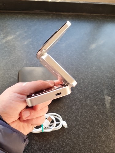 Kuject 3-in-1 Wireless Charger for iPhone 15/14/13/12, AirPods, Apple Watch - Zdjęcie 15 z 21