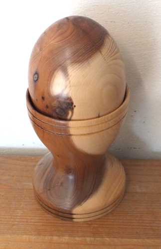 (Ref. 2928) Attractive Turned treen vase, with egg.