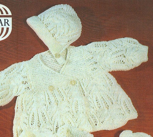 Sirdar 3364: Mäntel - zweireihig oder mit Rüschen, Hauben DK 41-46cm / 16-18"