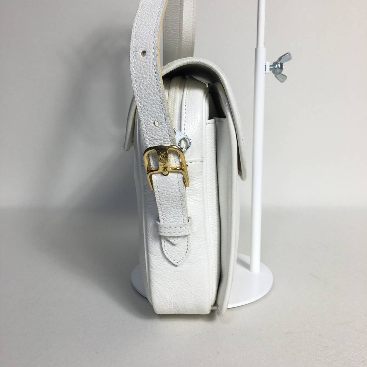 Borsa a tracolla Yves Saint Laurent in pelle bianca con logo YSL usata