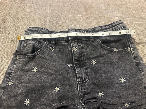 Art Class Girls Denim Shorts XL 14/16 Black Cutoff Hem Embroidered Daisy - Picture 5 of 10