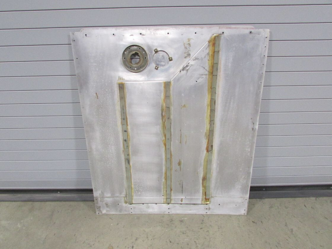 052352126, 04260114 Cessna 172M Fuel Tank Cover Assembly RH w Adapter