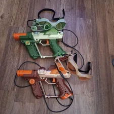 TIGER ELECTRONICS-2004-LAZER TAG TEAM GUNS, GOGGLES & CABLES. read description