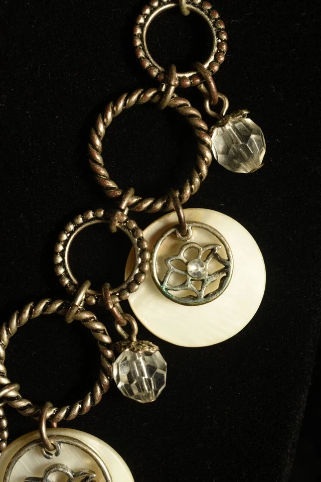 Collar babero vintage firmado por Avon con concha, vidrio y detalles de flores de metal Foto 4 de 4