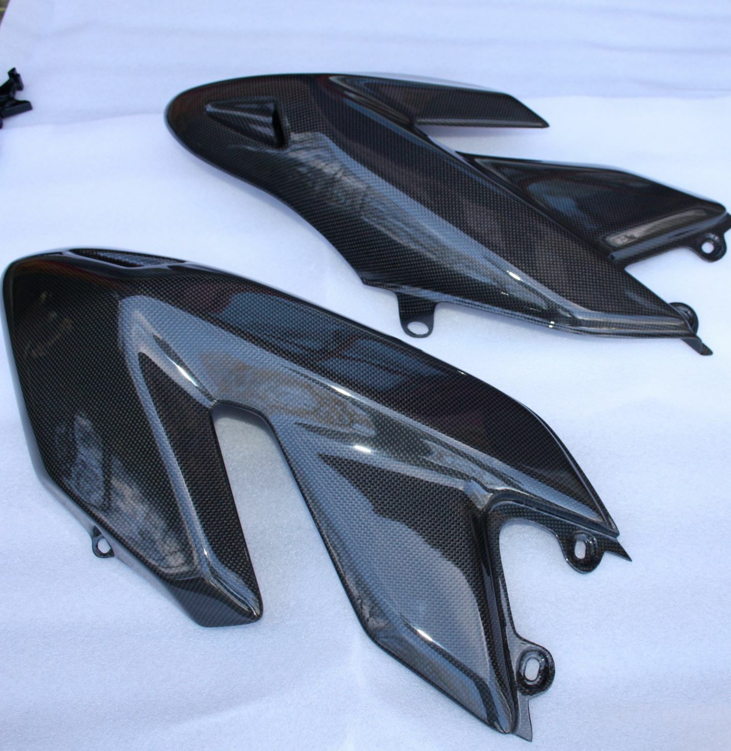 Flancs de carénage en carbone brillant véritable pour sublimer la Ducati Hypermotard 1100