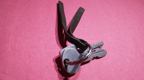 Vintage Leather Strap Twist look Key ring & Set of Vintage Aluminum Keys - Picture 4 of 4