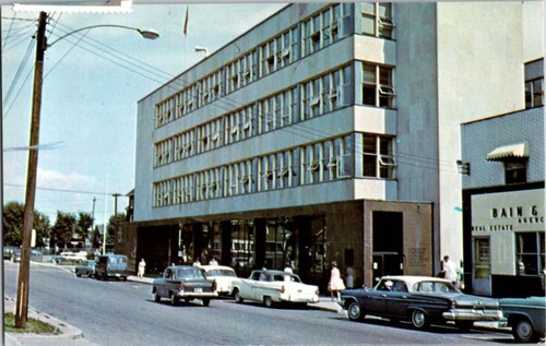 North Bay ON postcard OFFICE BUILDING & STREET SCENE VINTAGE CARS a/12 BD8255