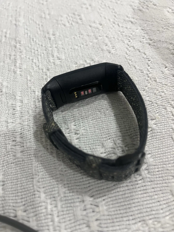 Fitbit Charge 4 With Fabric Band & USB Charger - Image 4 of 4