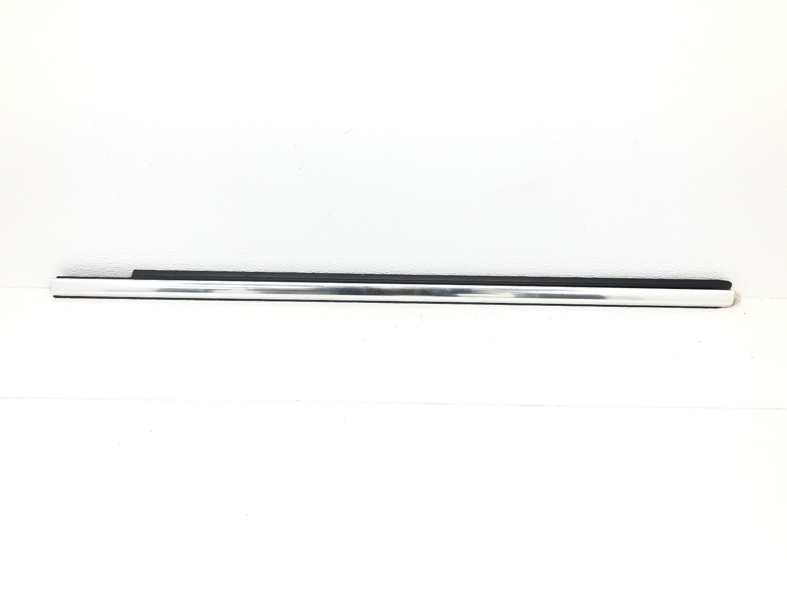 2014-2020 MASERATI QUATTROPORTE LEFT DRIVER FRONT DOOR WINDOW BELT MOLDING OEM.
